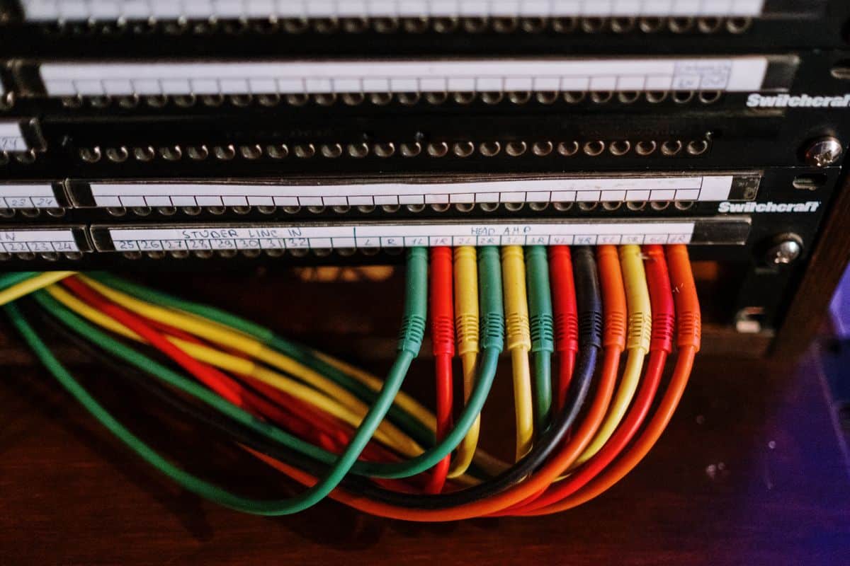 Märkta nätverkskablar i patchpanel