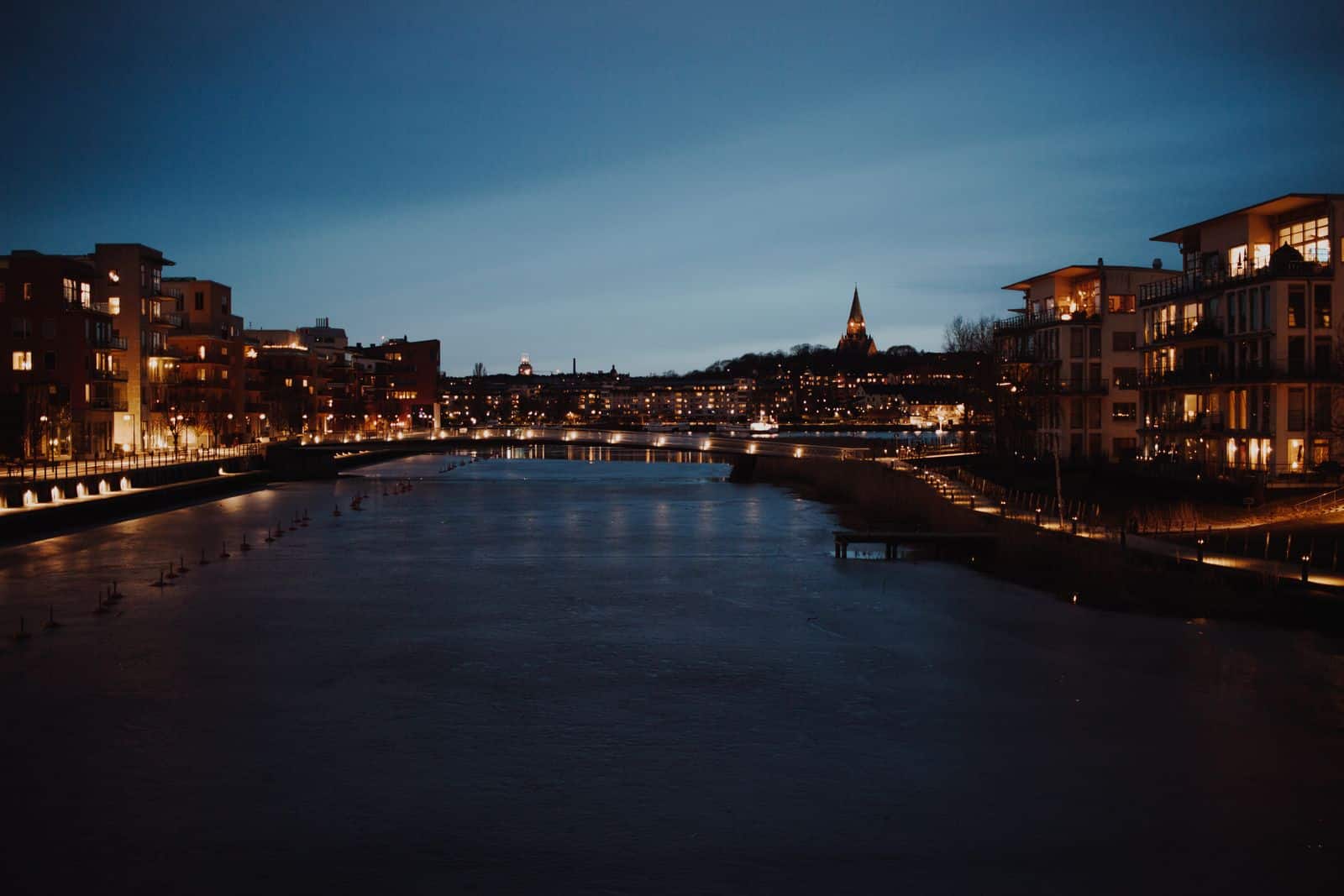 Stockholms skyline i kvällsljus