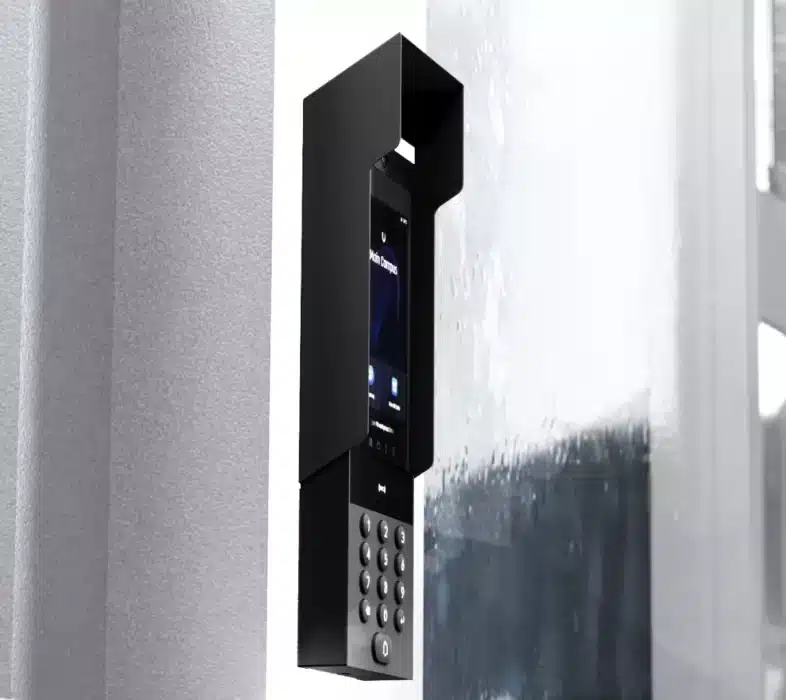 UniFi Access dörrläsare monterad vid entré