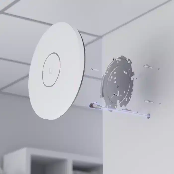 UniFi U7 Pro accesspunkt monterad i tak