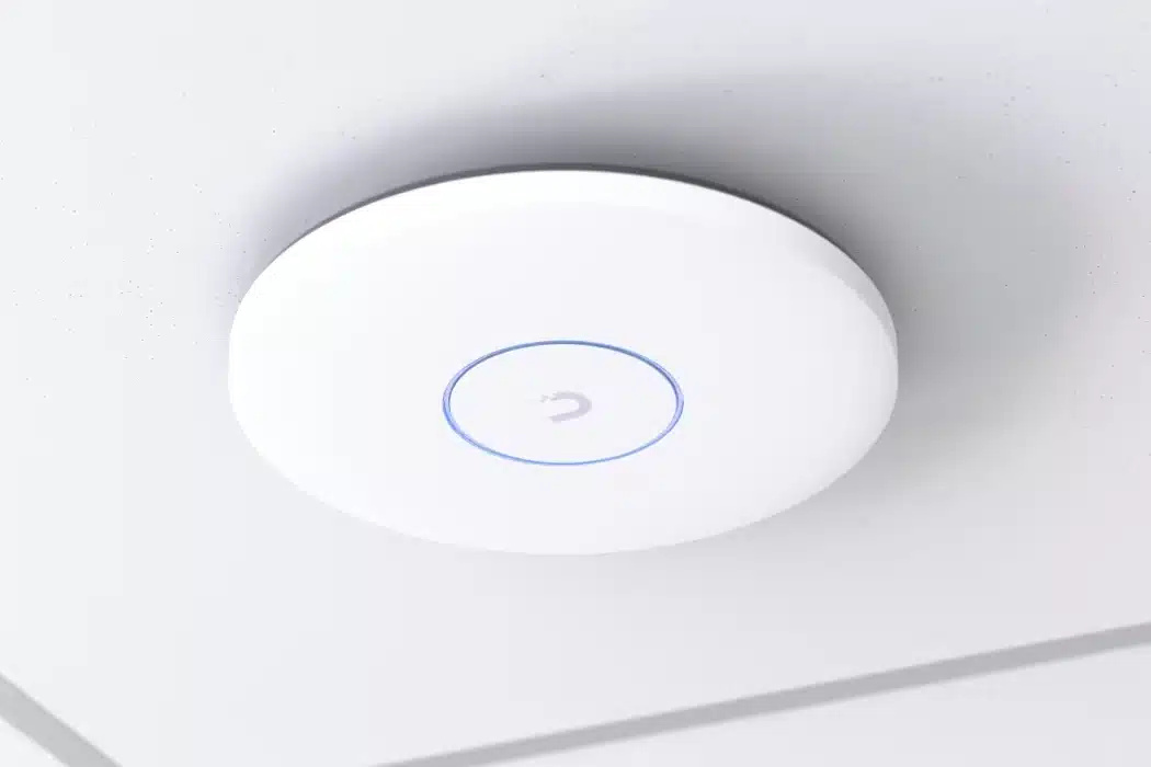 UniFi accesspunkt monterad i tak