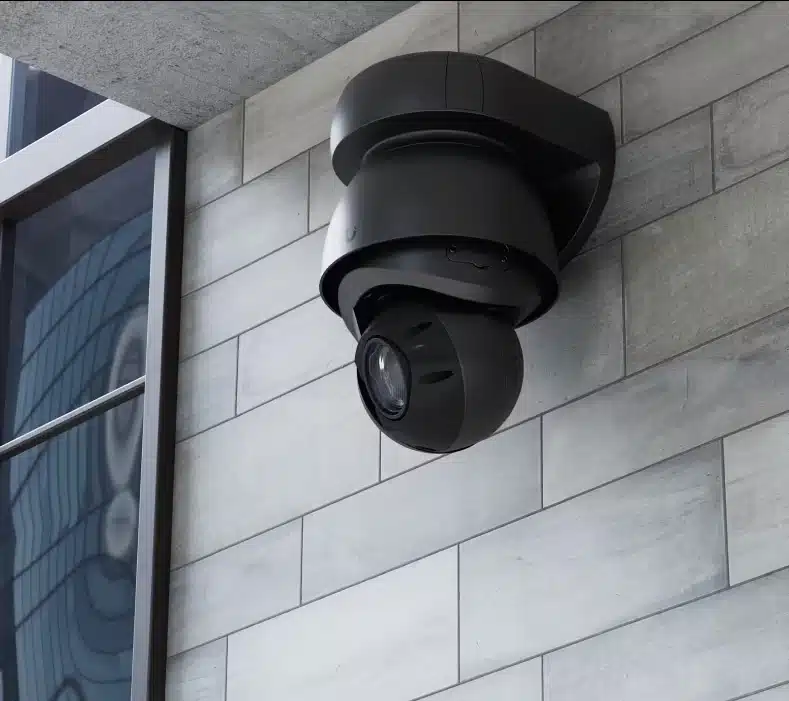 UniFi Protect PTZ-kamera monterad utomhus