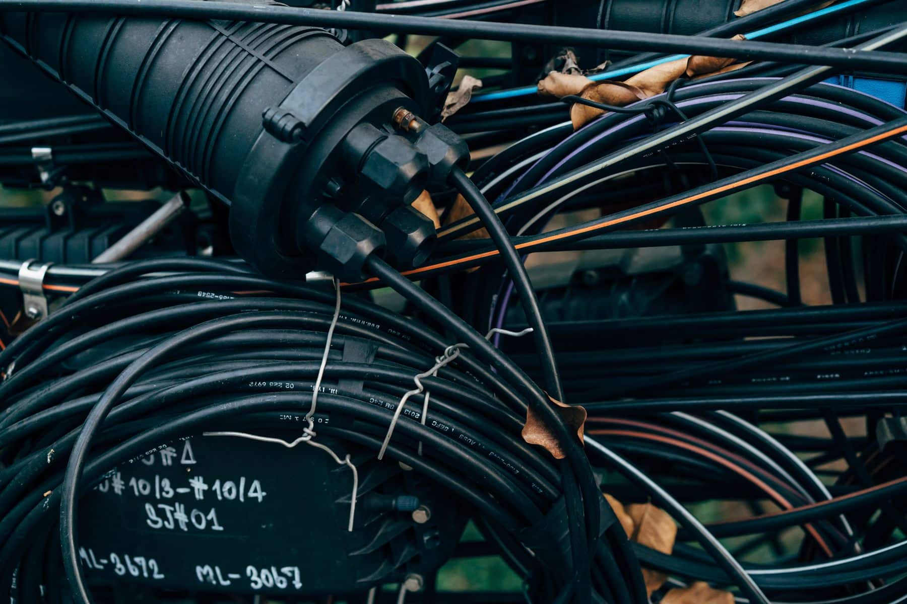 Fiberkablar och skarvbox i ett utomhusskåp